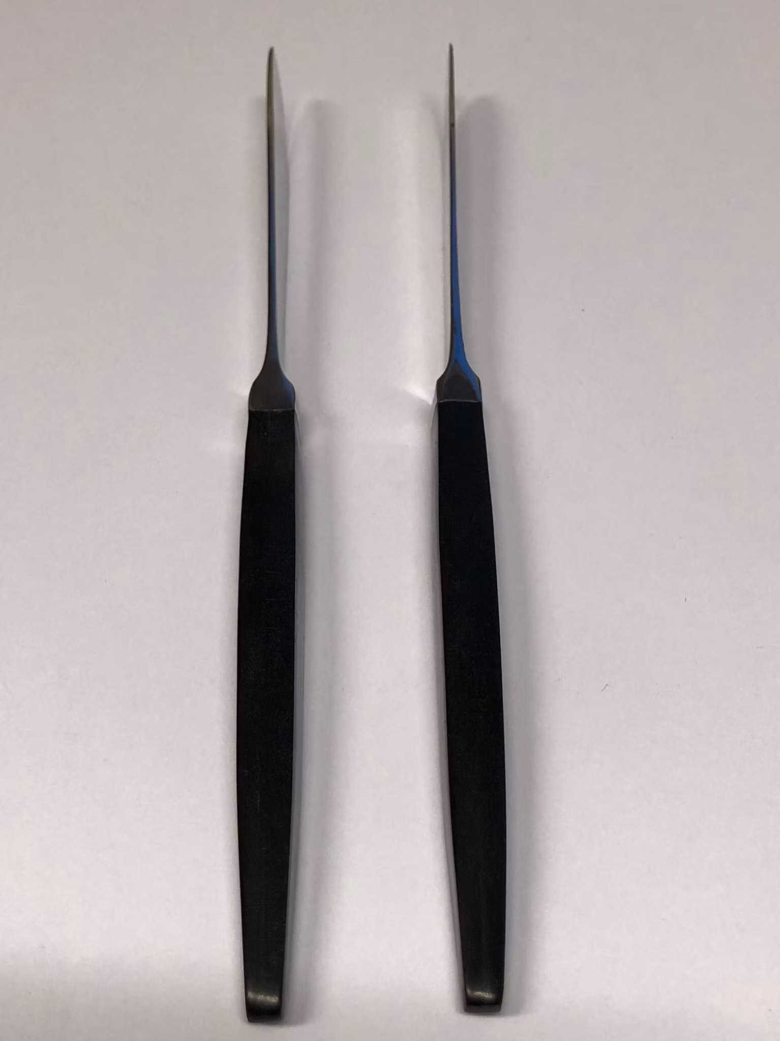 SMÖRKNIVAR 2 st. rostfritt/backlit, 1950/60-tal.