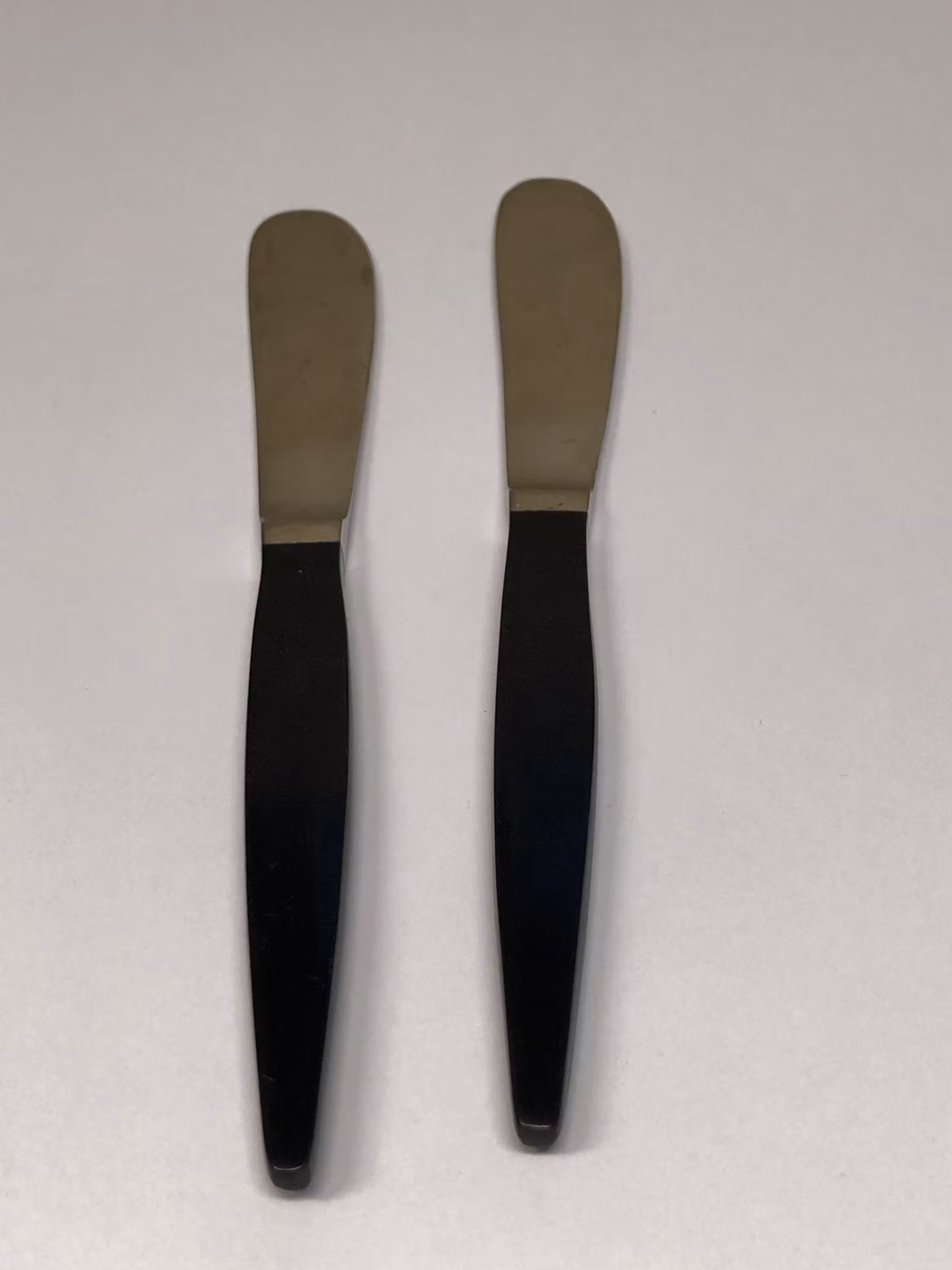 SMÖRKNIVAR 2 st. rostfritt/backlit, 1950/60-tal.