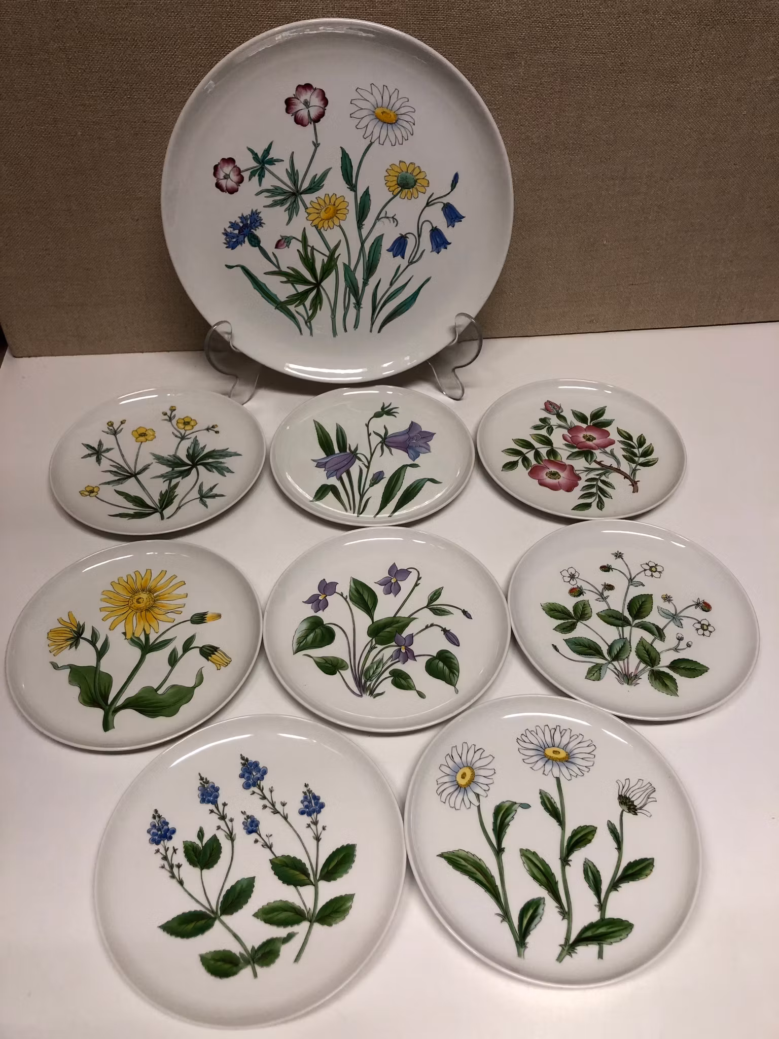 FAT OCH ASSIETTER 6 st. porslin, "Flora", Rörstrand.