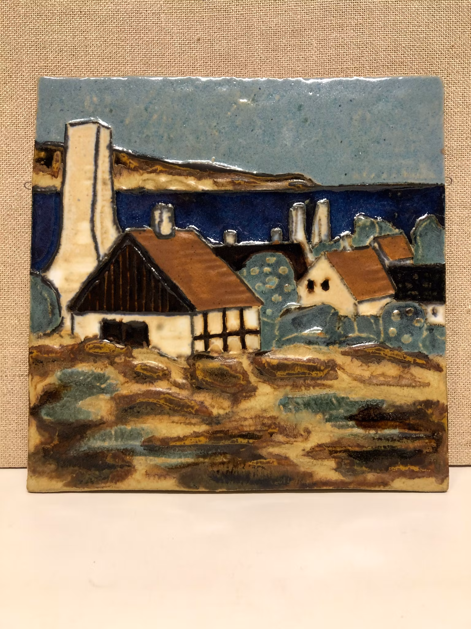 NILS STOUGAARD. Väggrelief, keramik, Bornholm, Danmark.