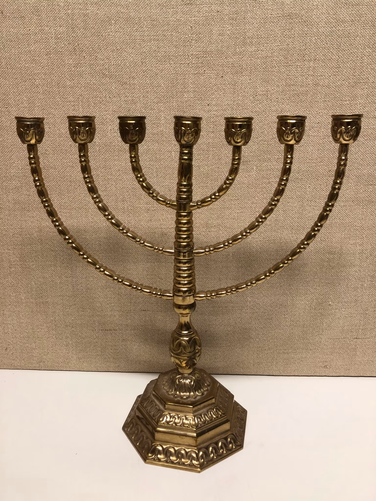 KANDELABER, ”Menora-stake" 7-armad, mässing, 1900-talets andra hälft.