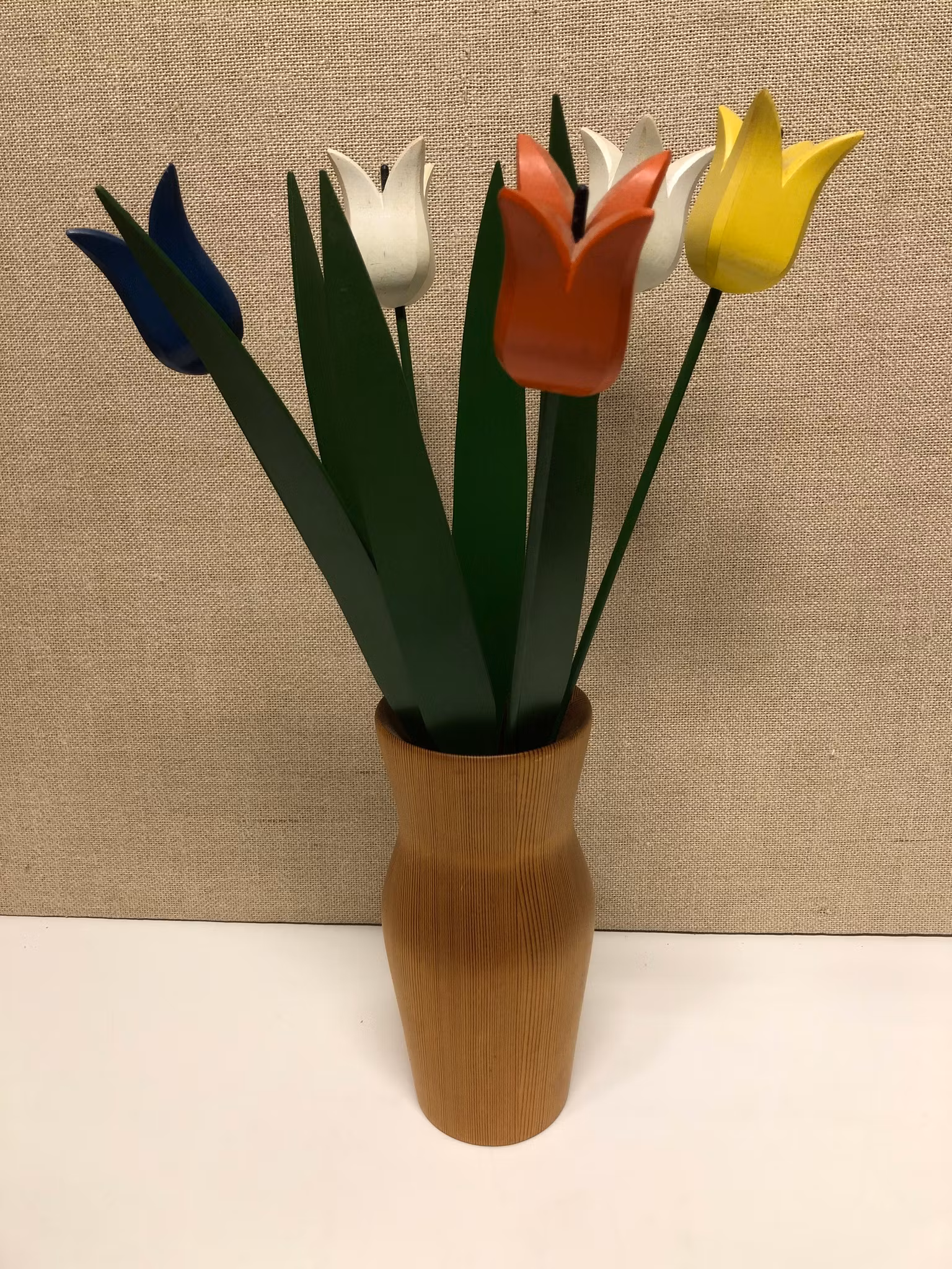 VAS SAMT TULPANER, trä, 1900-talets andra hälft.