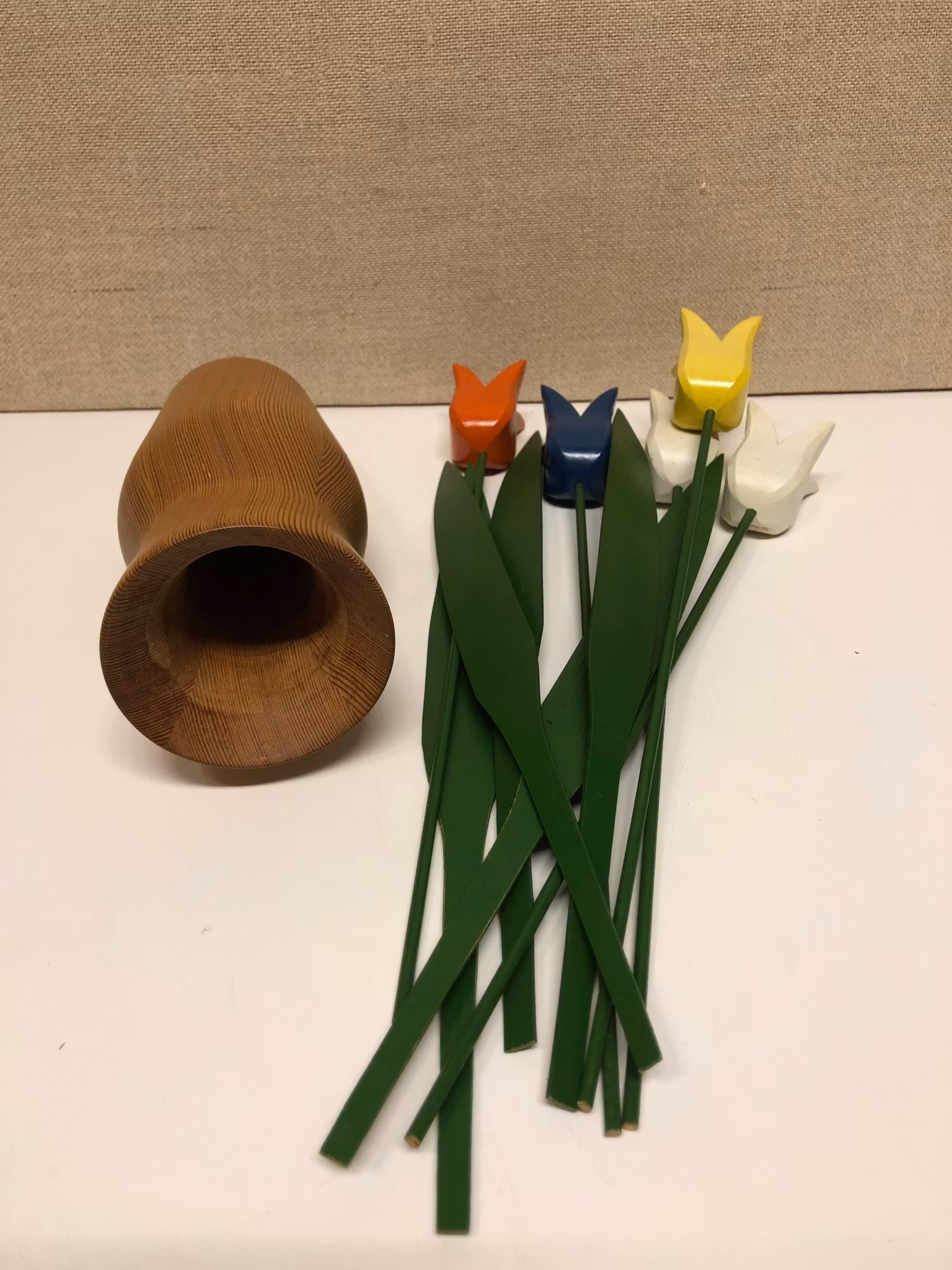 VAS SAMT TULPANER, trä, 1900-talets andra hälft.