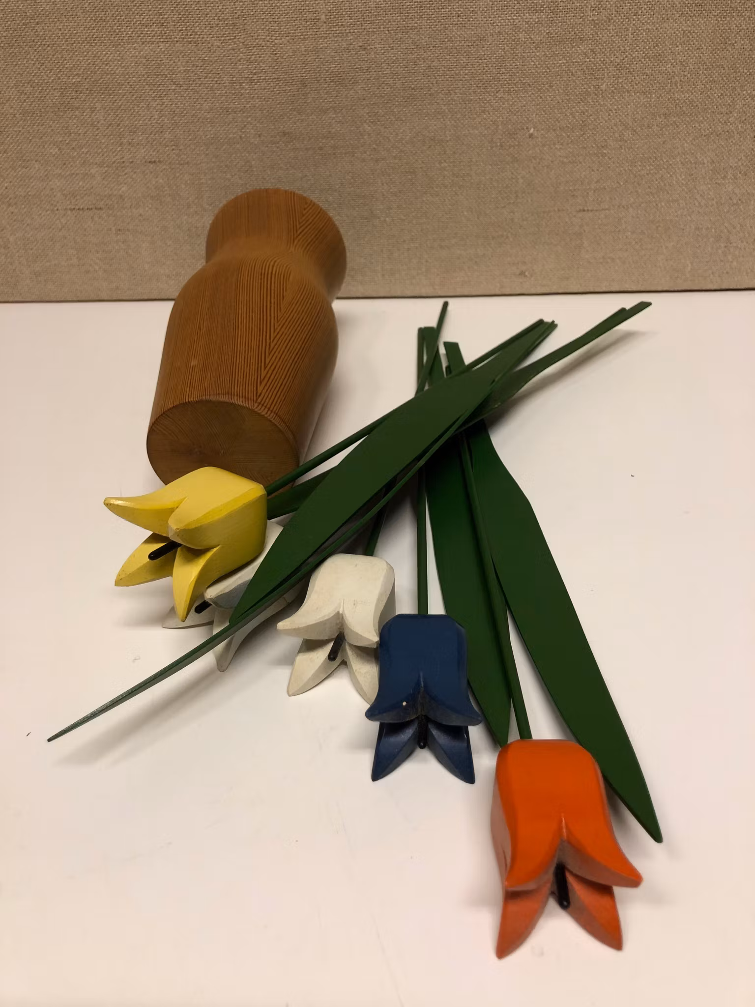 VAS SAMT TULPANER, trä, 1900-talets andra hälft.