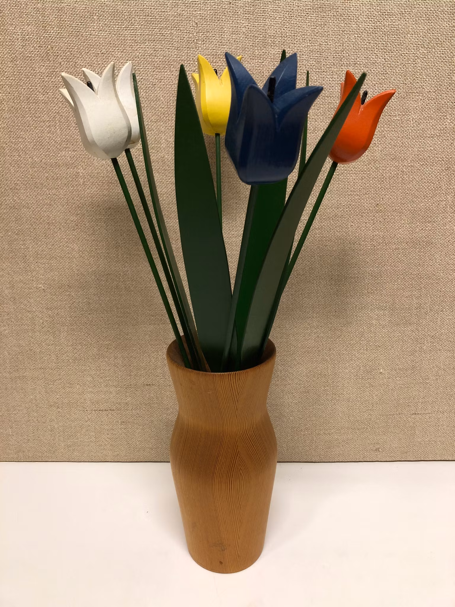 VAS SAMT TULPANER, trä, 1900-talets andra hälft.