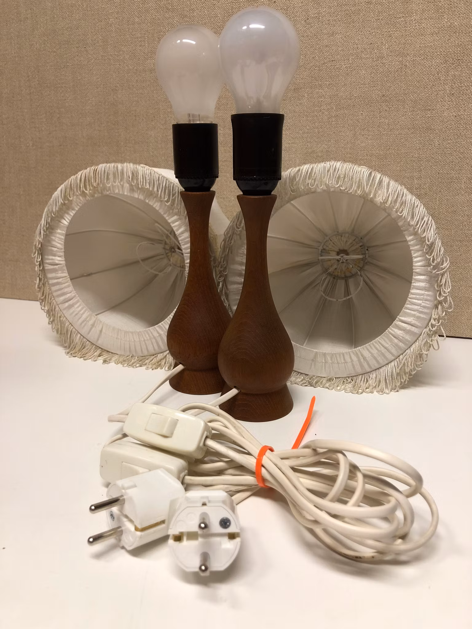 BORDSLAMPOR MED SKÄRMAR, ett par, teak, 1950/60-tal.