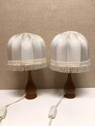 BORDSLAMPOR MED SKÄRMAR, ett par, teak, 1950/60-tal.