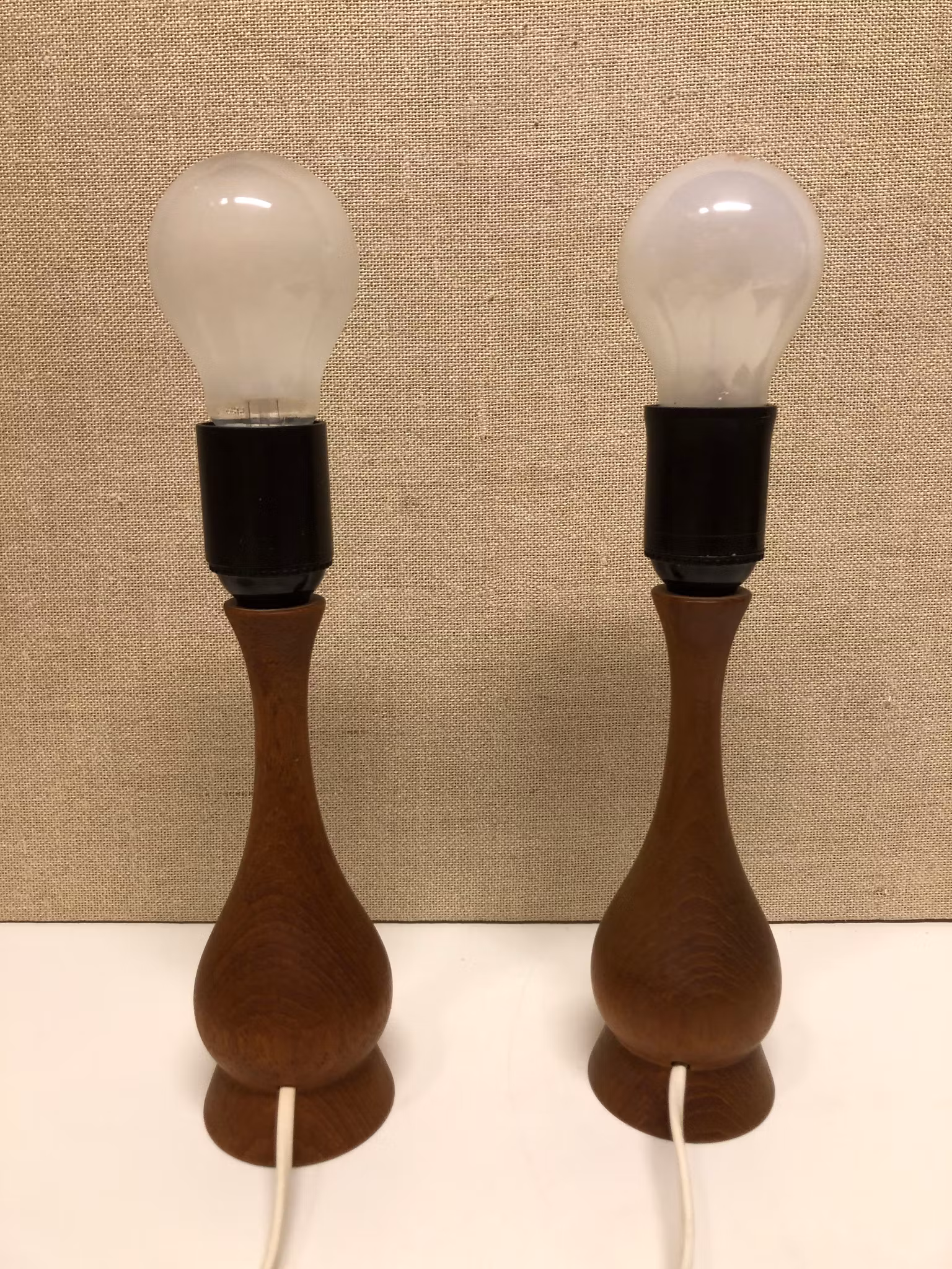 BORDSLAMPOR MED SKÄRMAR, ett par, teak, 1950/60-tal.