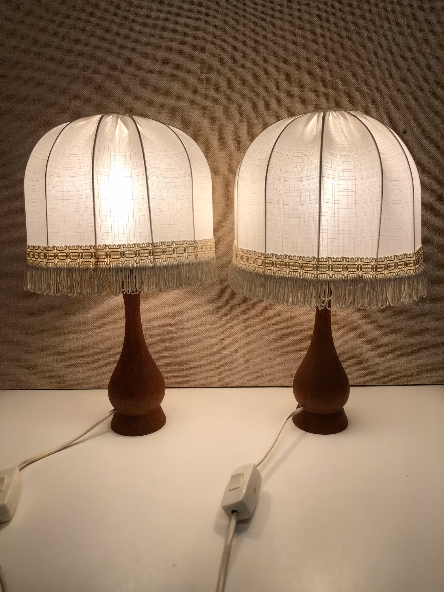 BORDSLAMPOR MED SKÄRMAR, ett par, teak, 1950/60-tal.