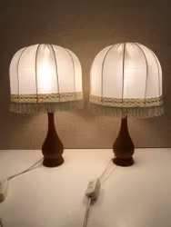 BORDSLAMPOR MED SKÄRMAR, ett par, teak, 1950/60-tal.