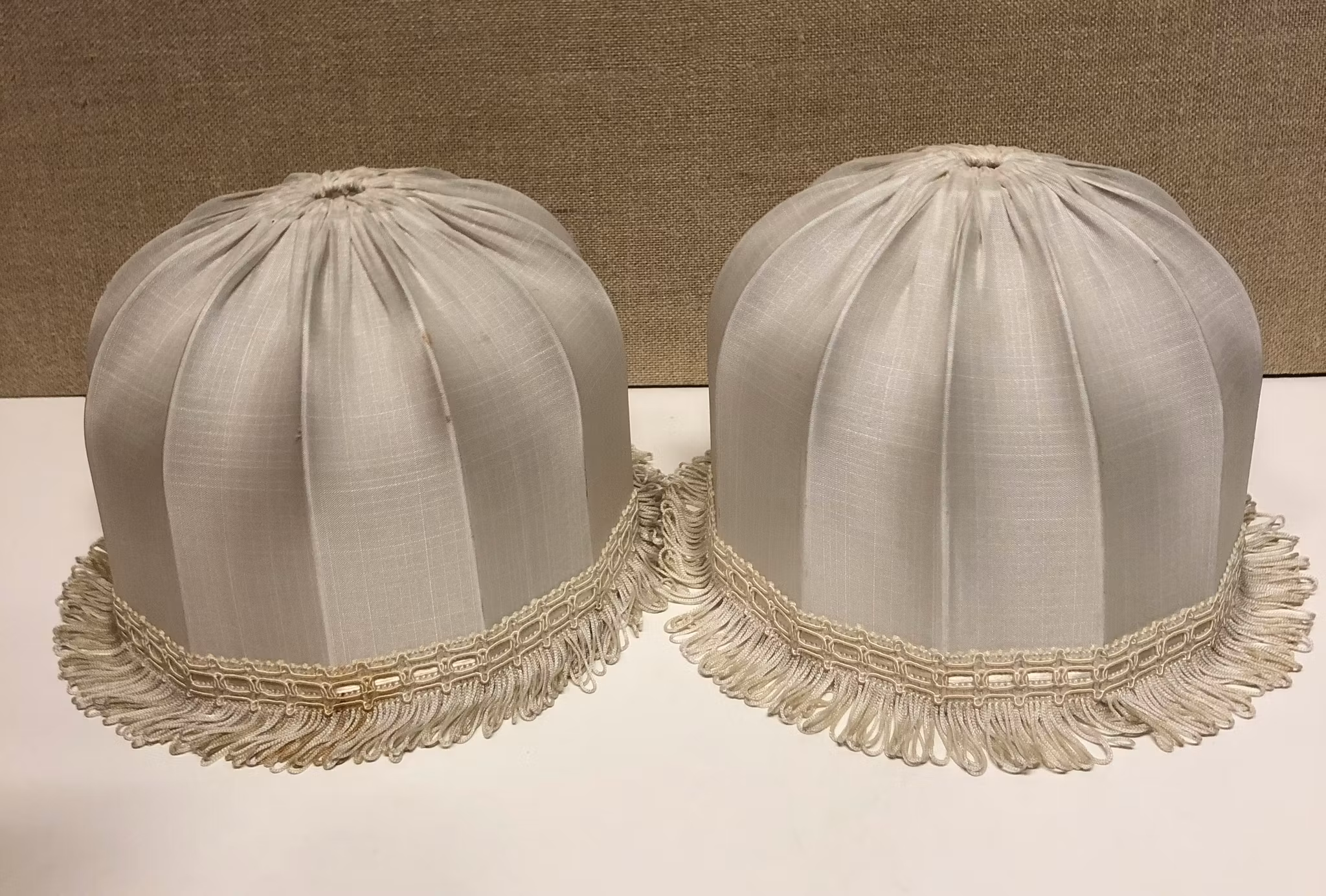 BORDSLAMPOR MED SKÄRMAR, ett par, teak, 1950/60-tal.