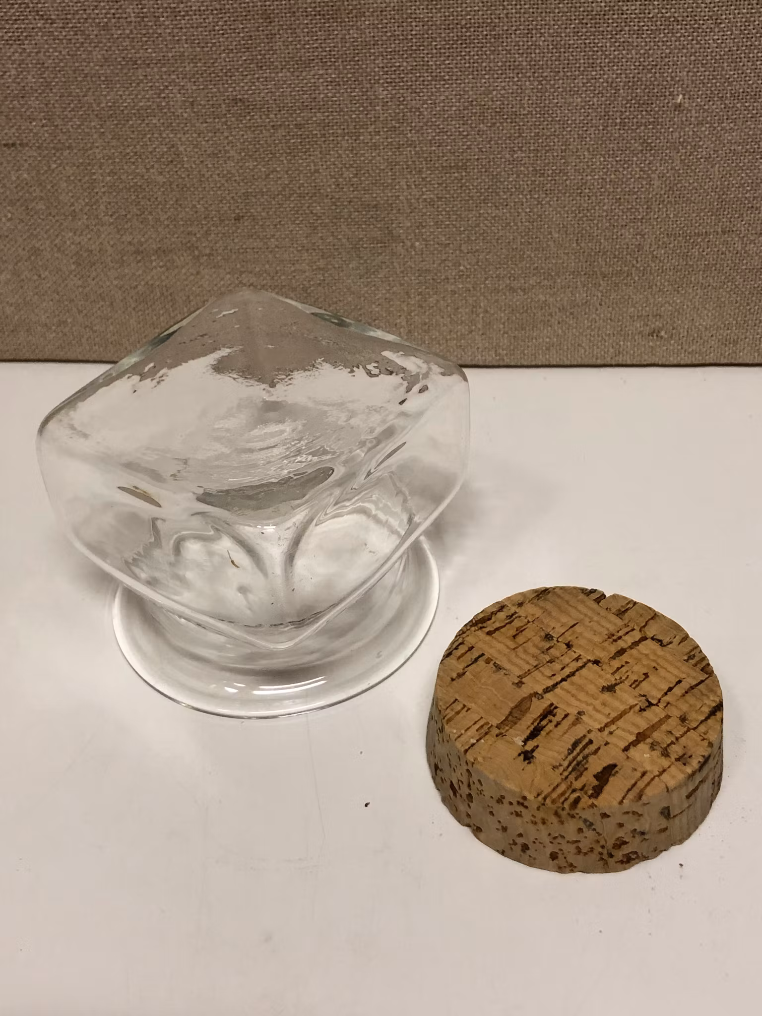 SIGNE PERSSON-MELIN. Burk, glas, "Sill i kvadrat", Boda.