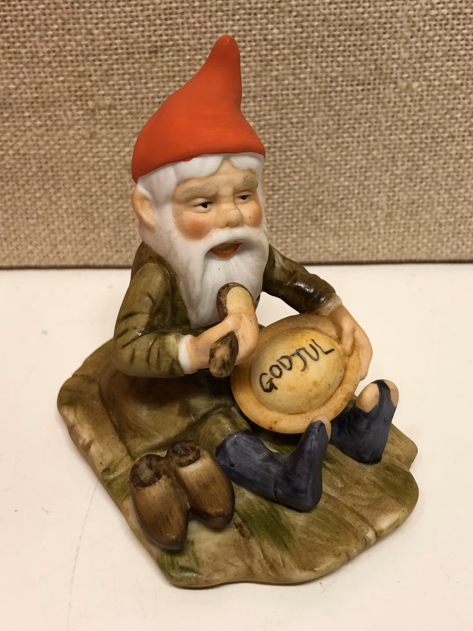 FIGURIN, porslin, "Tomte äter gröt", i originalkartong, Jenny Nyström.