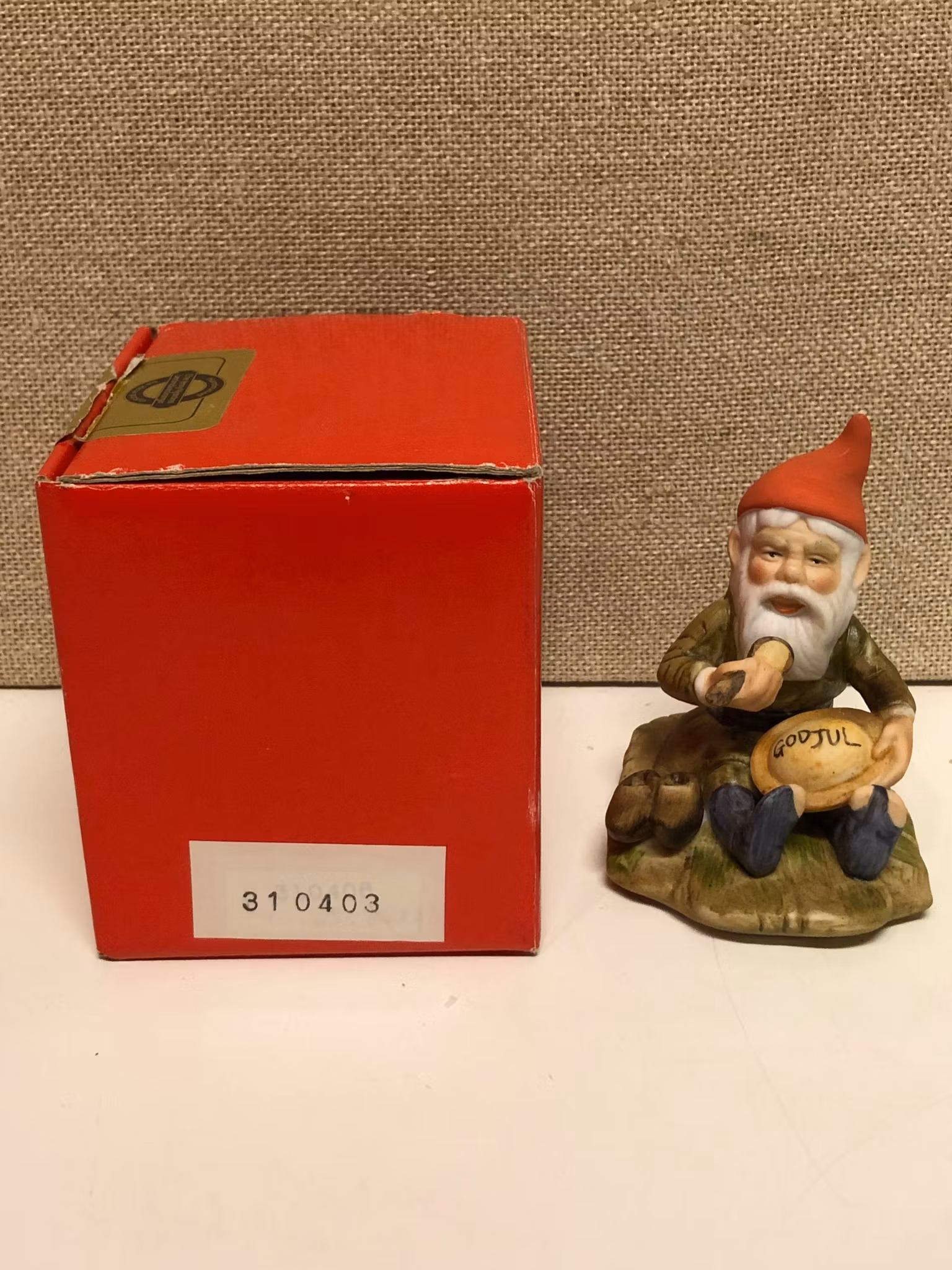 FIGURIN, porslin, "Tomte äter gröt", i originalkartong, Jenny Nyström.