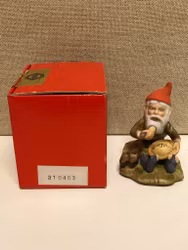 FIGURIN, porslin, "Tomte äter gröt", i originalkartong, Jenny Nyström.