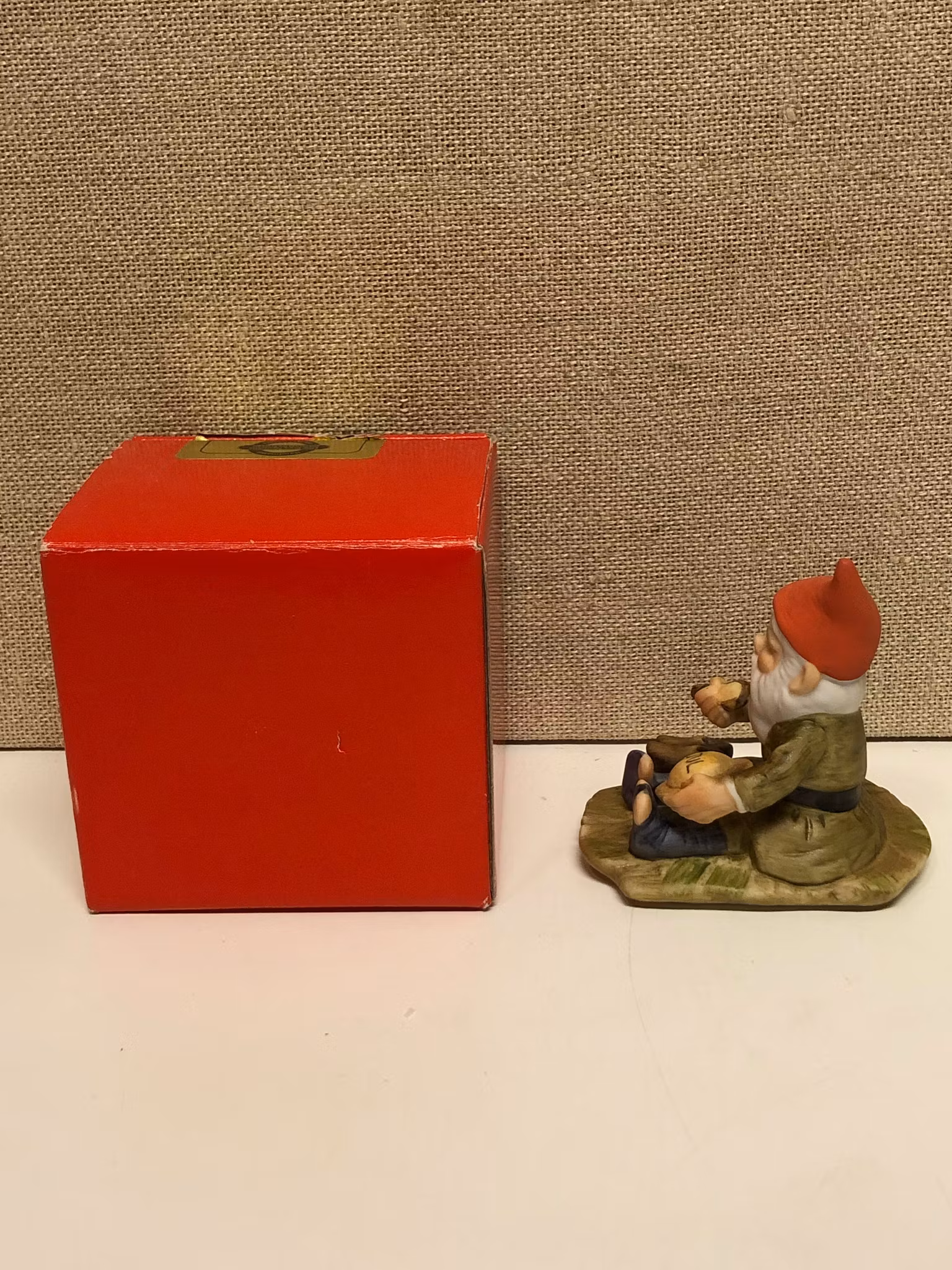 FIGURIN, porslin, "Tomte äter gröt", i originalkartong, Jenny Nyström.