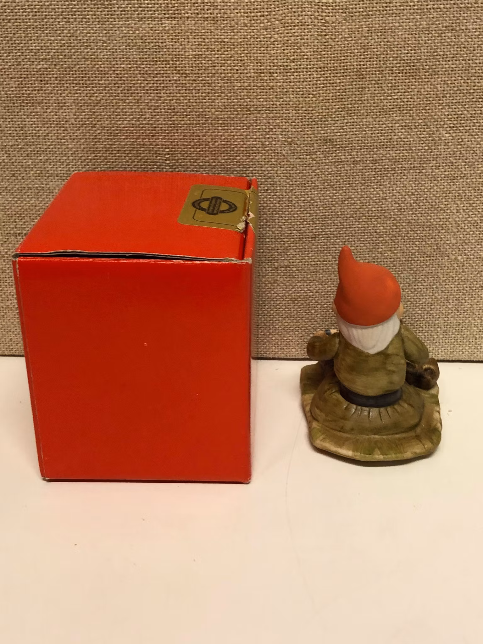 FIGURIN, porslin, "Tomte äter gröt", i originalkartong, Jenny Nyström.