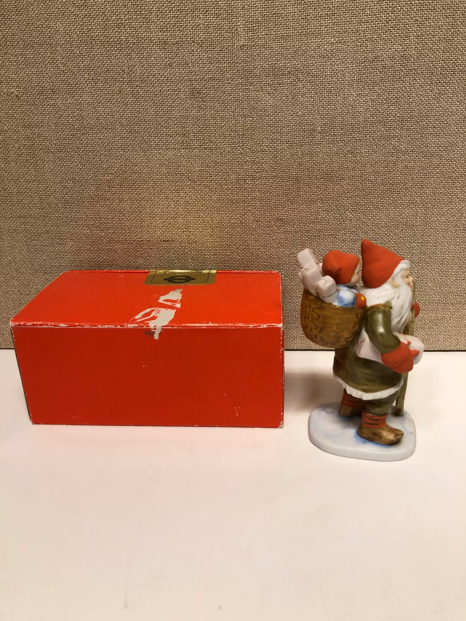 FIGURIN, porslin, "Tomte med barn", i originalkartong, Jenny Nyström.