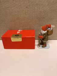 FIGURIN, porslin, "Tomte med barn", i originalkartong, Jenny Nyström.