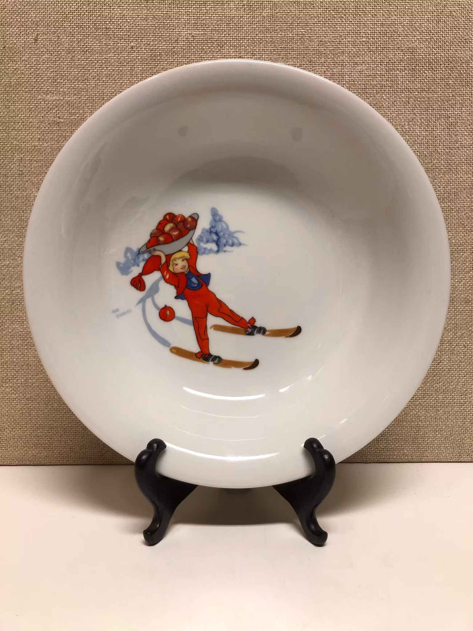 AINA STENBERG. Djuptallrik, porslin, "Tomtejul", Rörstrand.