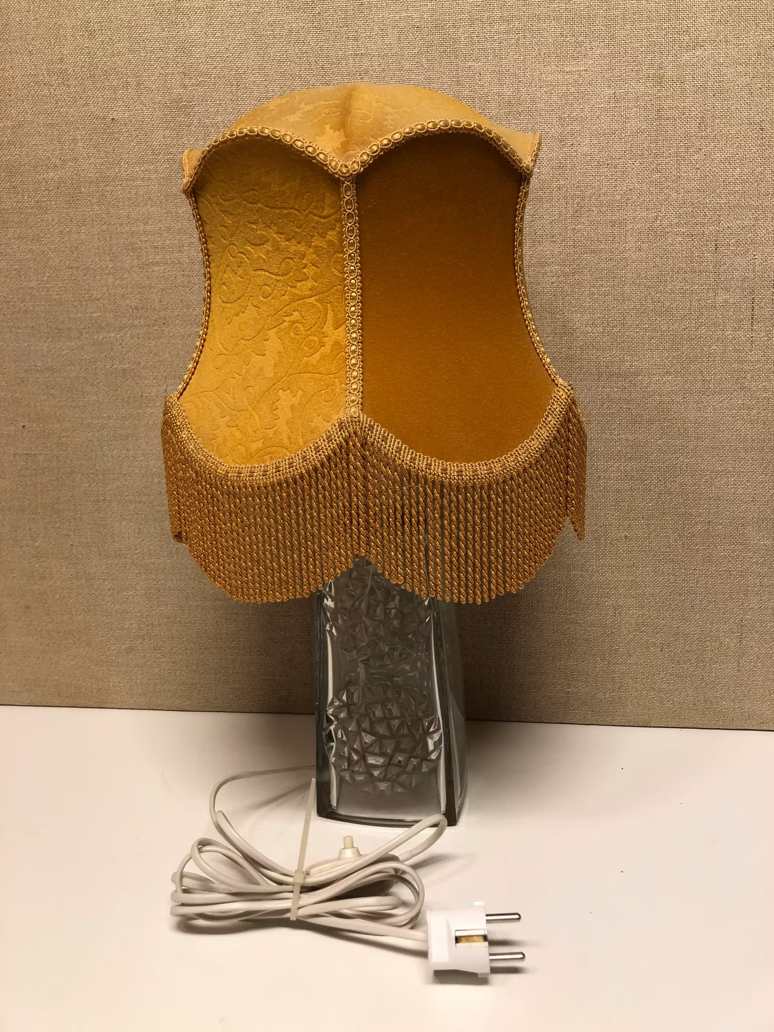 BORDSLAMPA MED SKÄRM, glas, Bohemia, Tjeckoslovakien, 1960/70-tal.