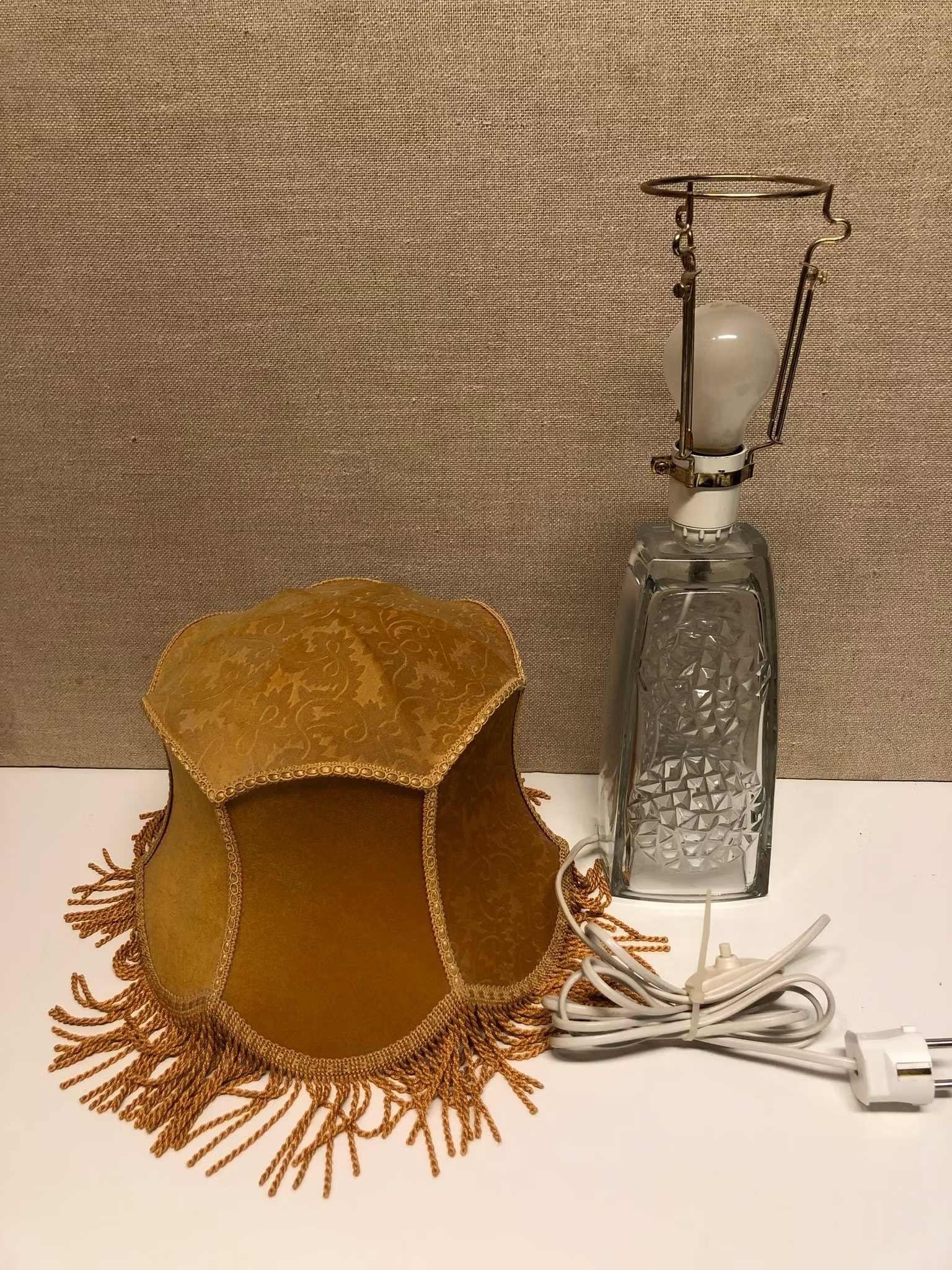 BORDSLAMPA MED SKÄRM, glas, Bohemia, Tjeckoslovakien, 1960/70-tal.