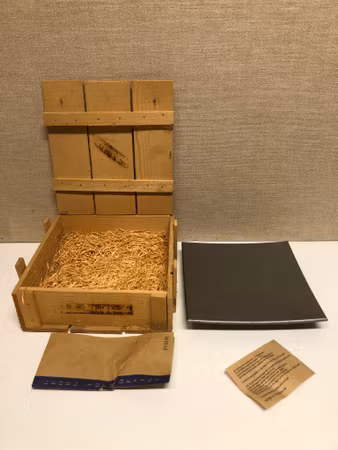 GEORG TOTH. Fat, metall, signerat samt daterat 1995.