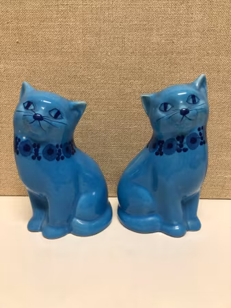 MÄRTA GRUNDITZ. A pair of figurines, porcelain, "Cats", Guldkroken.