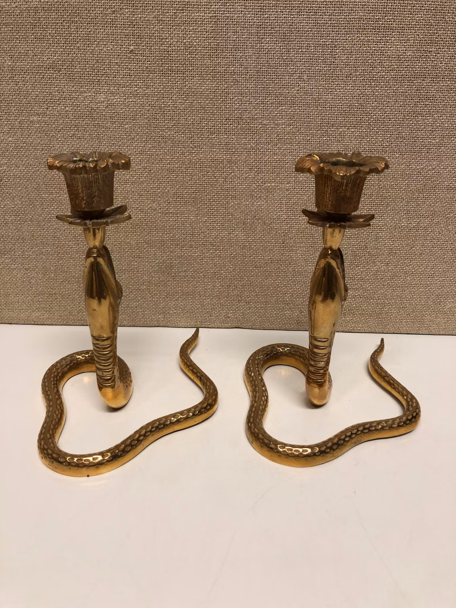 LJUSSTAKAR ett par, mässing, i formad som en Orm, 1900-tal.