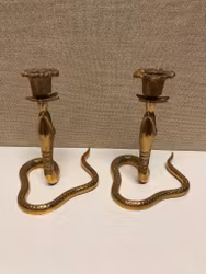 LJUSSTAKAR ett par, mässing, i formad som en Orm, 1900-tal.
