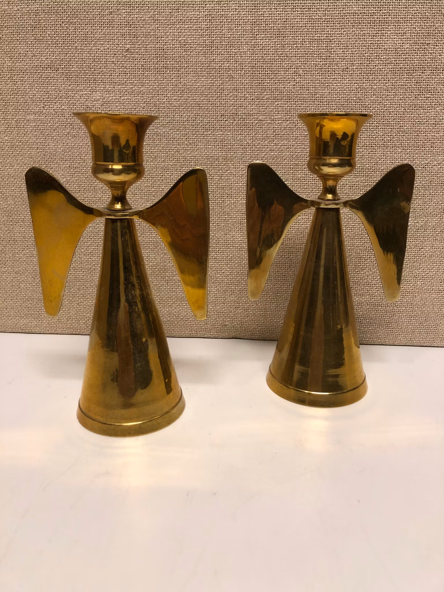 LJUSSTAKAR, ett par, mässing, i formad av en Änglar.