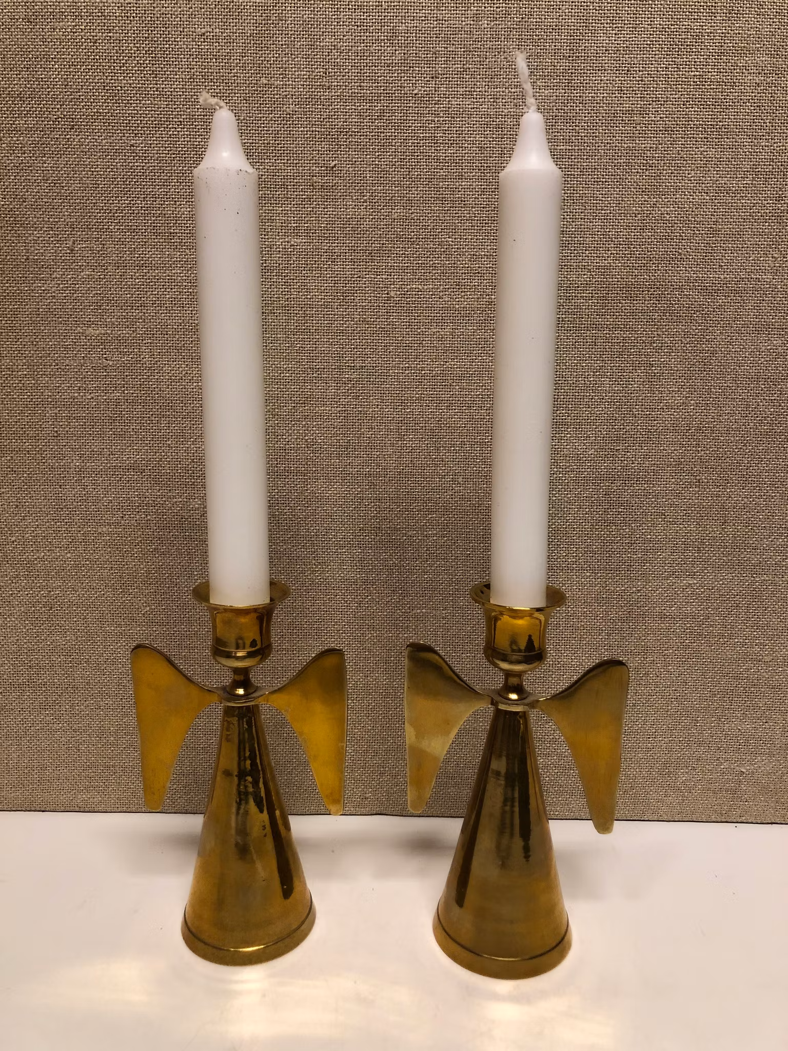 LJUSSTAKAR, ett par, mässing, i formad av en Änglar.