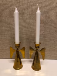 LJUSSTAKAR, ett par, mässing, i formad av en Änglar.