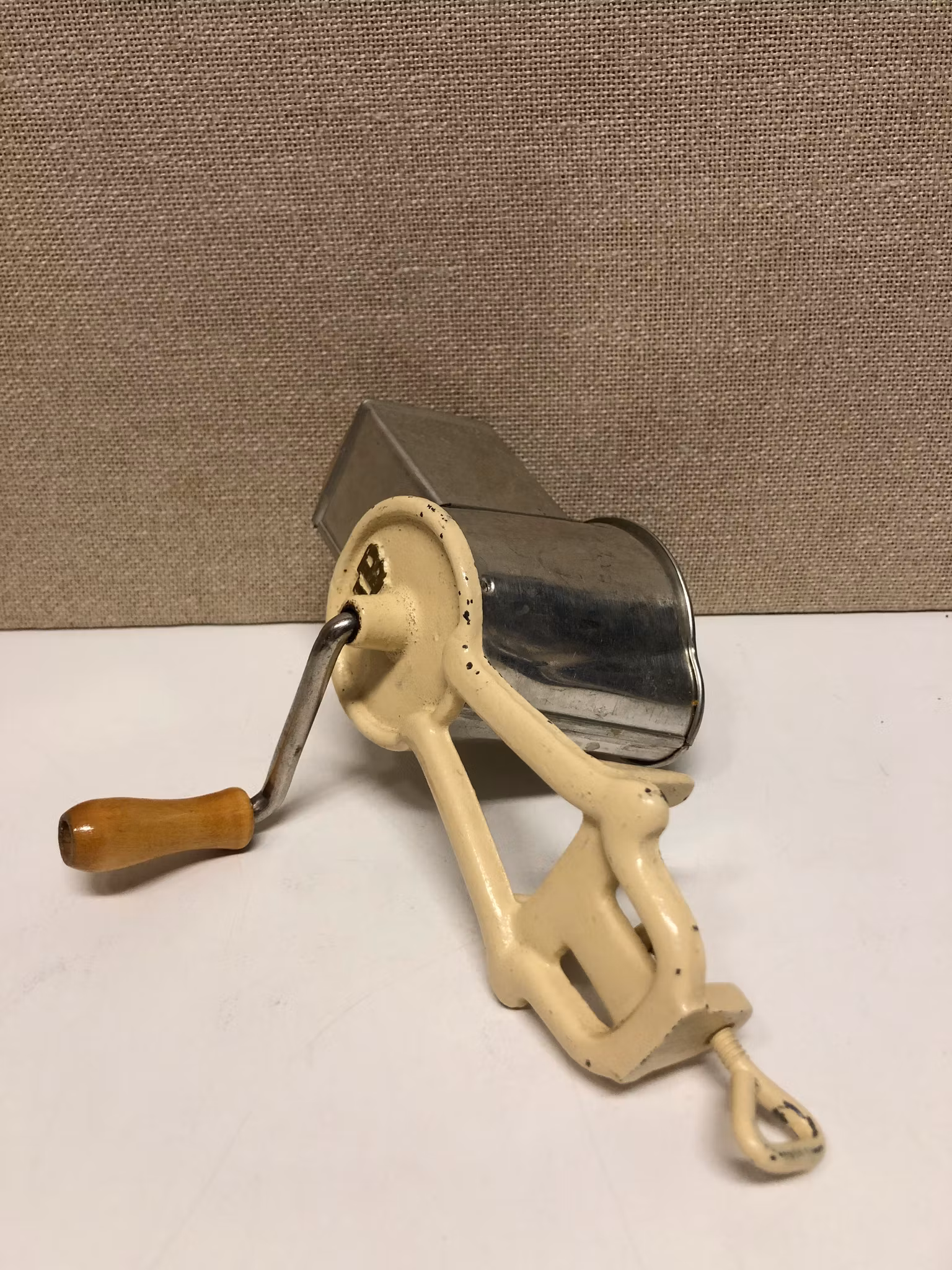 MANDELKVAR, metall/trä, LP, Sweden, 1900-talets första hälft.