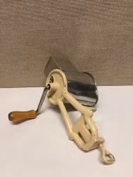 MANDELKVAR, metall/trä, LP, Sweden, 1900-talets första hälft.