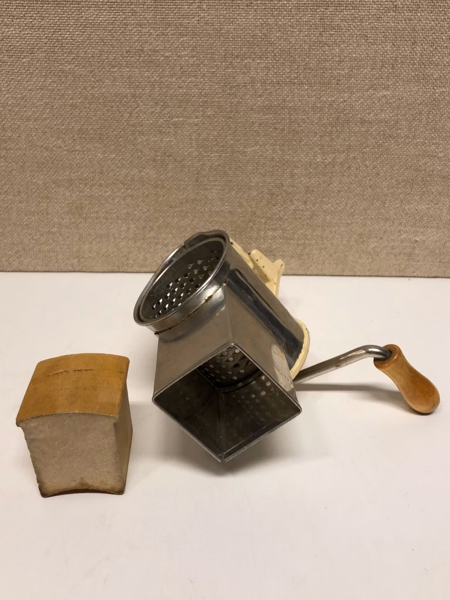 MANDELKVAR, metall/trä, LP, Sweden, 1900-talets första hälft.