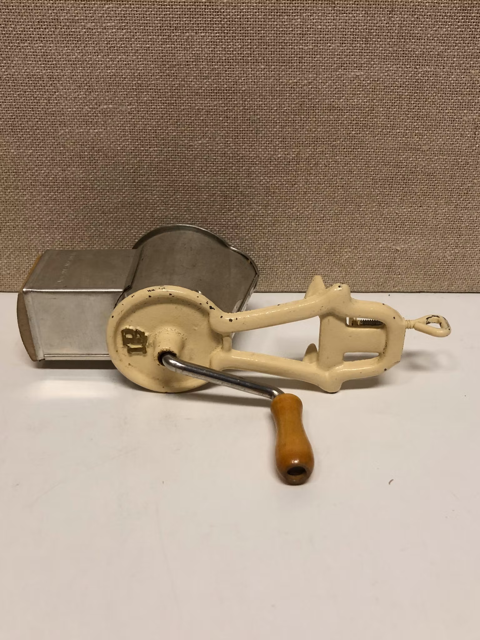 MANDELKVAR, metall/trä, LP, Sweden, 1900-talets första hälft.