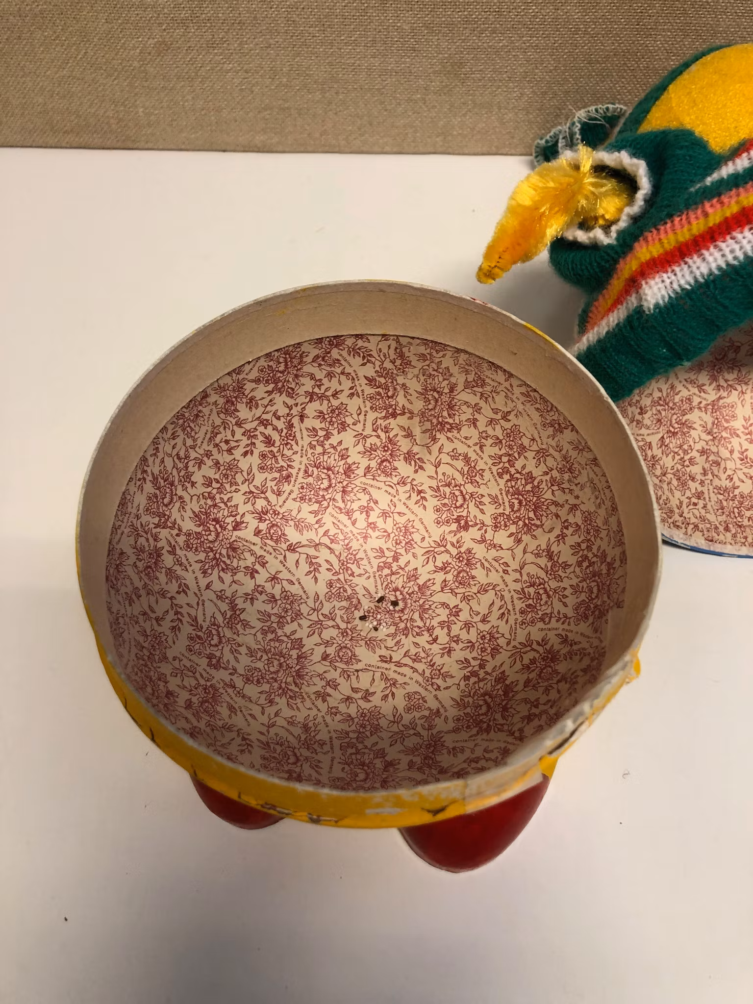 PÅSKKYCKLING/GODISGÖMMA, pappmaterial, (modell större), Western Germany, 1960/70-tal.