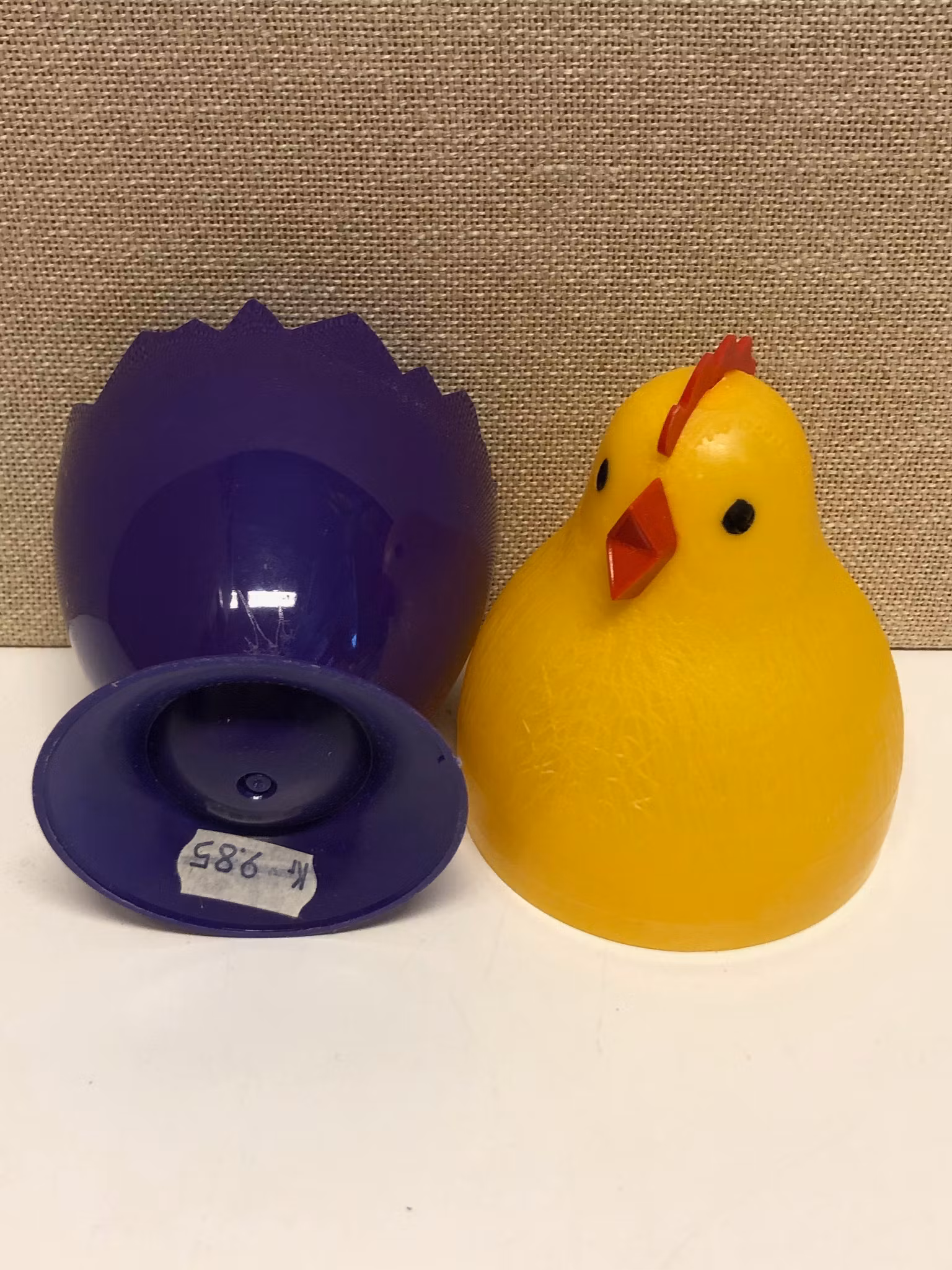 PÅSKHÖNA/GODISGÖMMA, plastmaterial, 1960/70-tal.