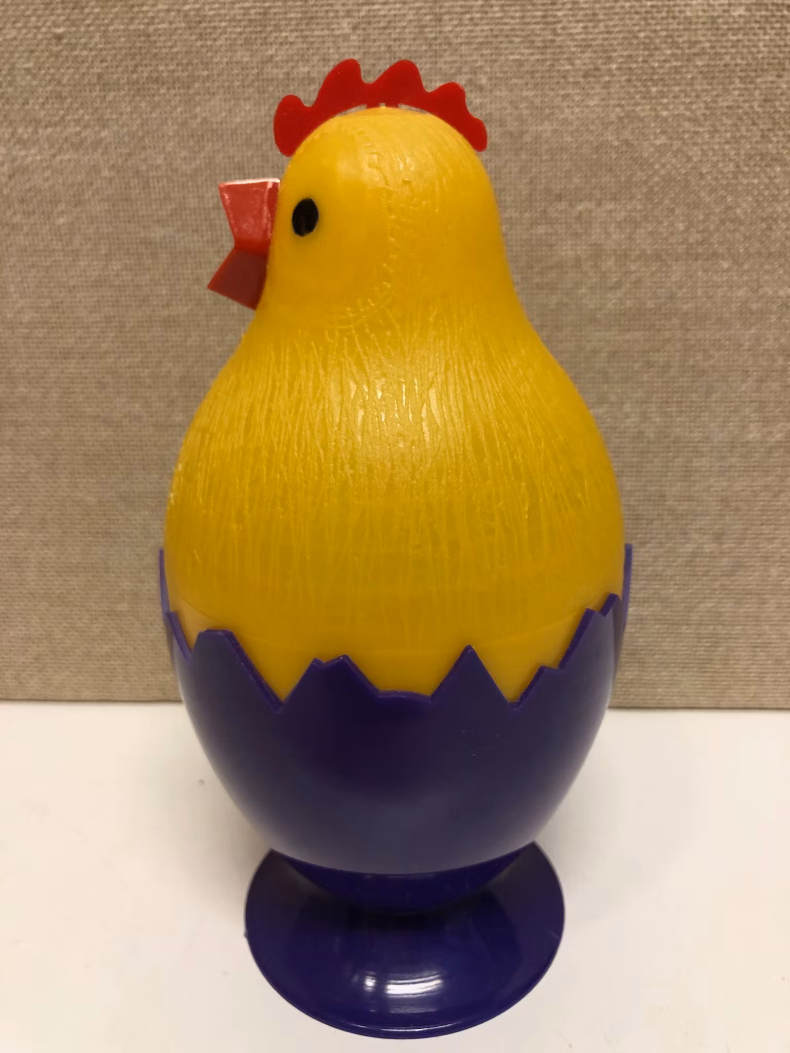 PÅSKHÖNA/GODISGÖMMA, plastmaterial, 1960/70-tal.