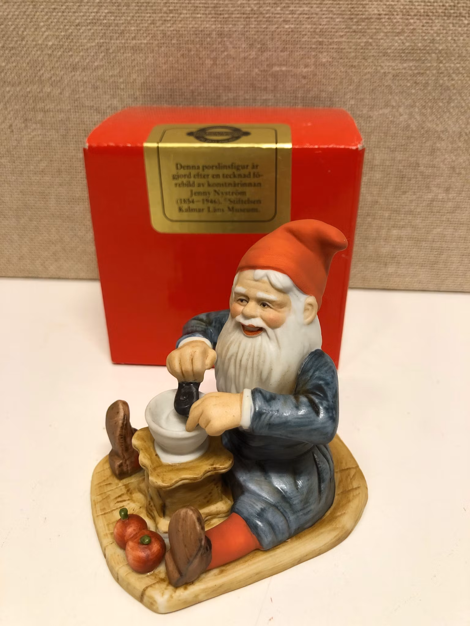 FIGURIN, porslin, "Tomte med kaffekvarn", i originalkartong, Jenny Nyström.