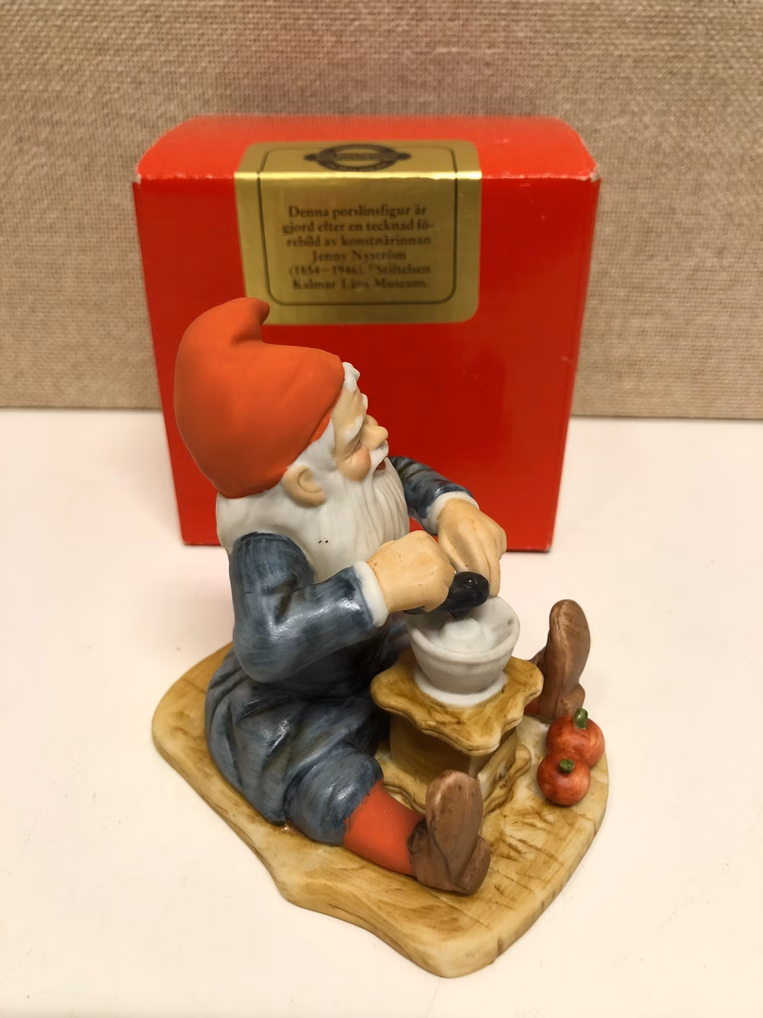 FIGURIN, porslin, "Tomte med kaffekvarn", i originalkartong, Jenny Nyström.