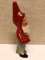 TOMTE med en ljushållare, keramik, Heissner, Gräfenroda, DDR, 1900-talets andra hälft.