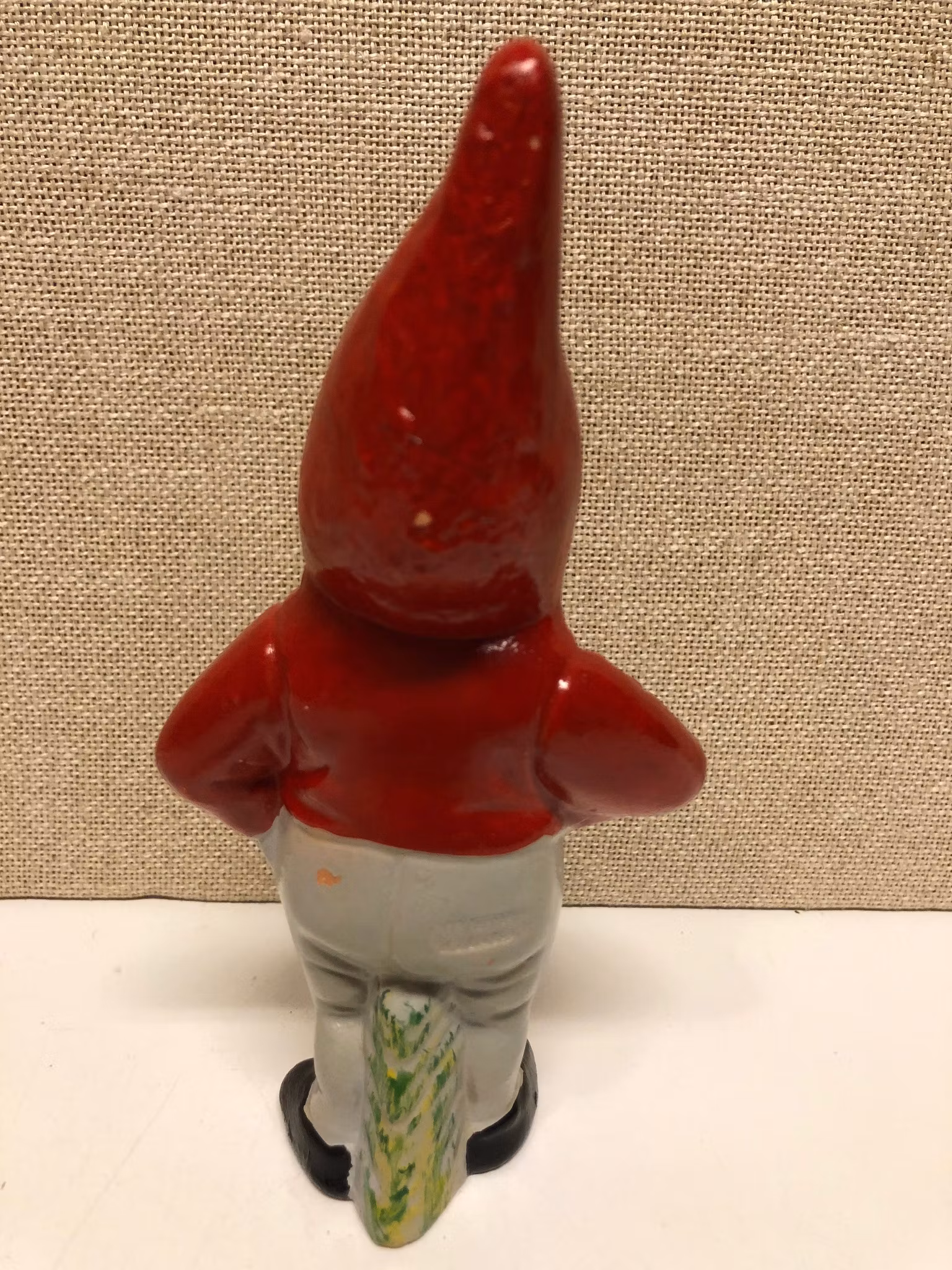 TOMTE med en ljushållare, keramik, Heissner, Gräfenroda, DDR, 1900-talets andra hälft.