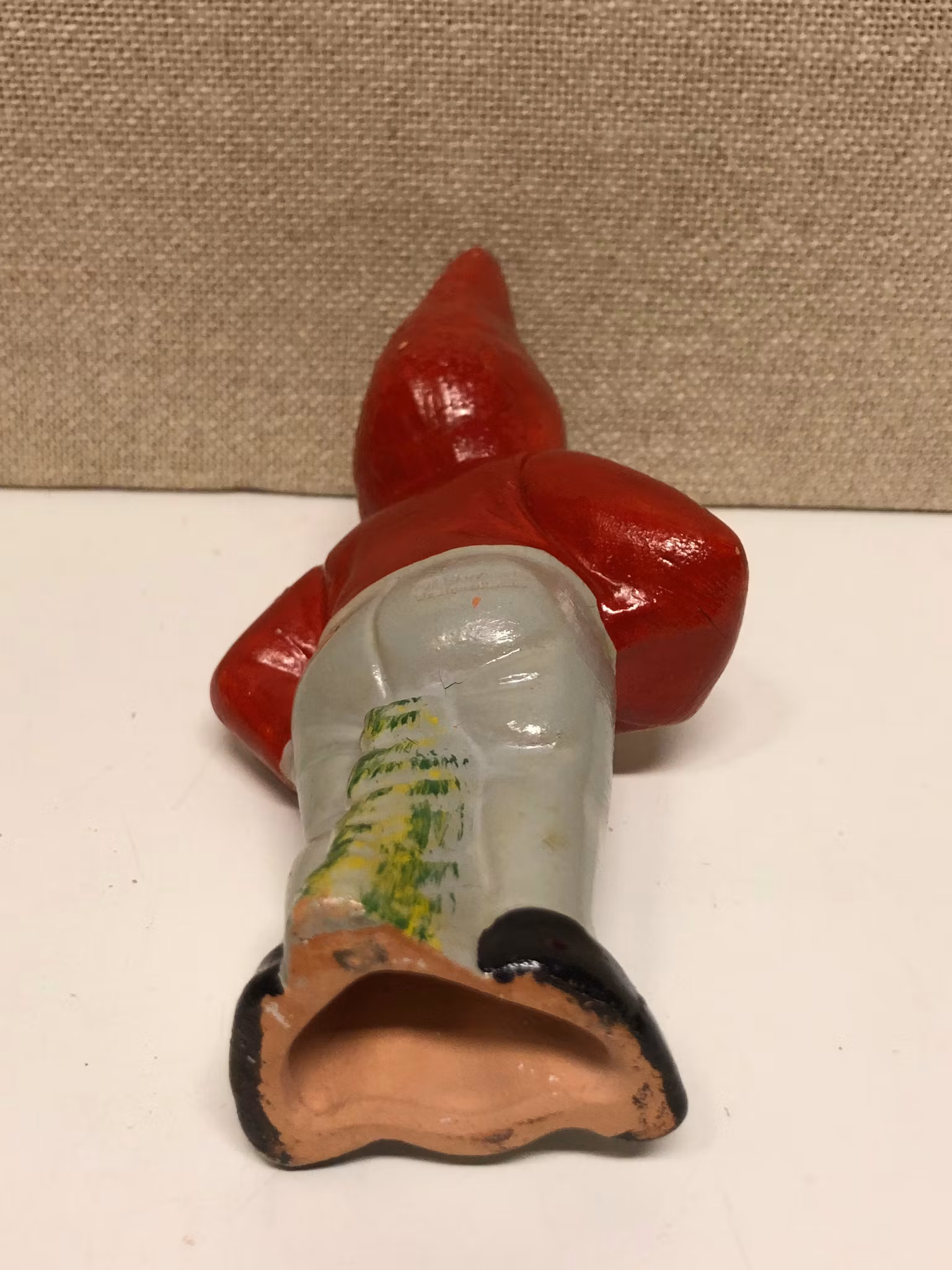 TOMTE med en ljushållare, keramik, Heissner, Gräfenroda, DDR, 1900-talets andra hälft.