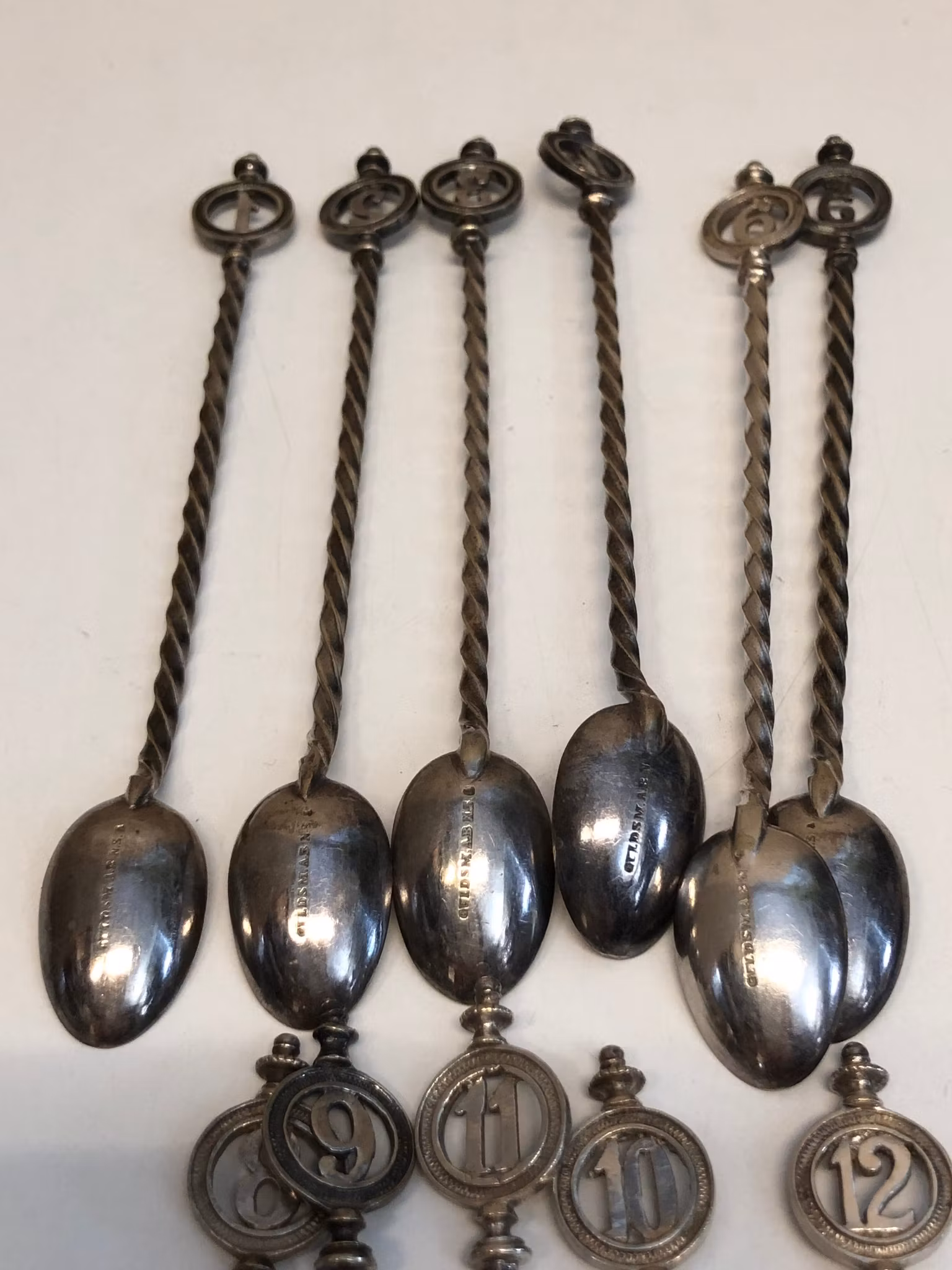 DRINKSKEDAR 12. st. "Numrerade 1-12", nysilver, Guldsmed AB, 1900-tal.