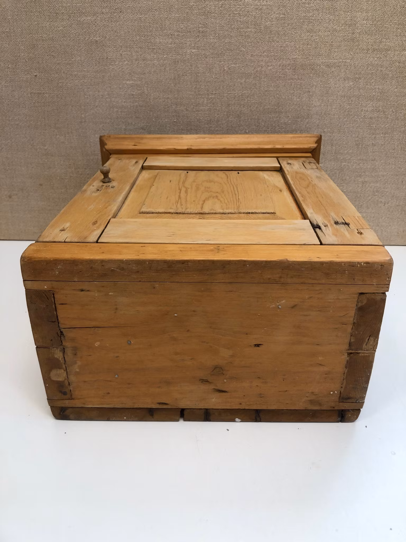 HÄNGSKÅP, furu, allmoge, 1800-tal.