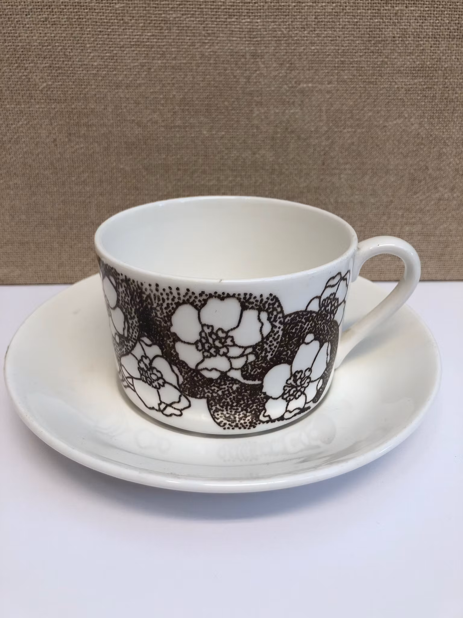 POUL HOFF. Tekopp med fat, benporslin,"Emma", Gustavsberg.