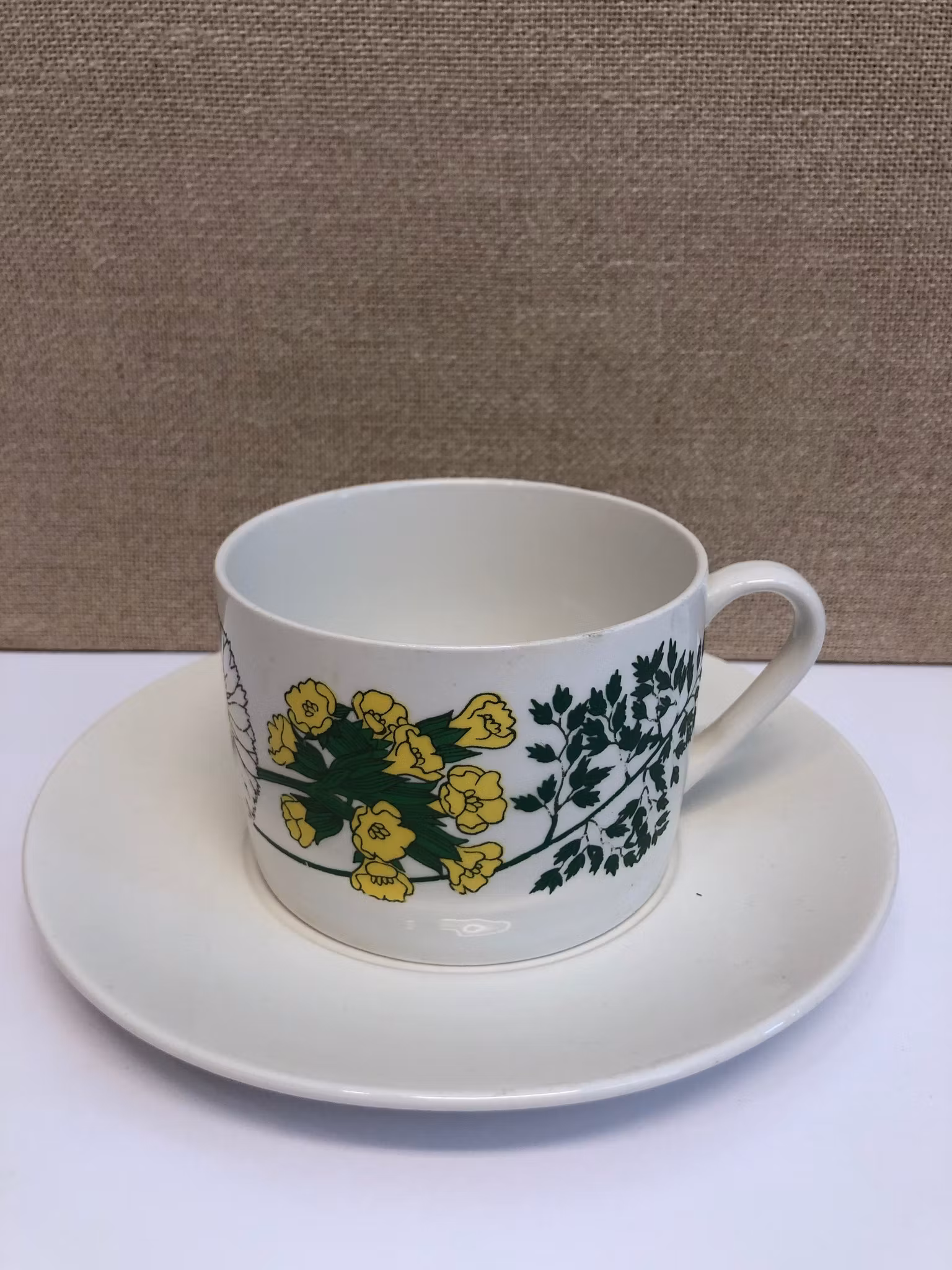 CARL ARNE BREGER. Tekopp med fat, porslin,"Flora", Import.