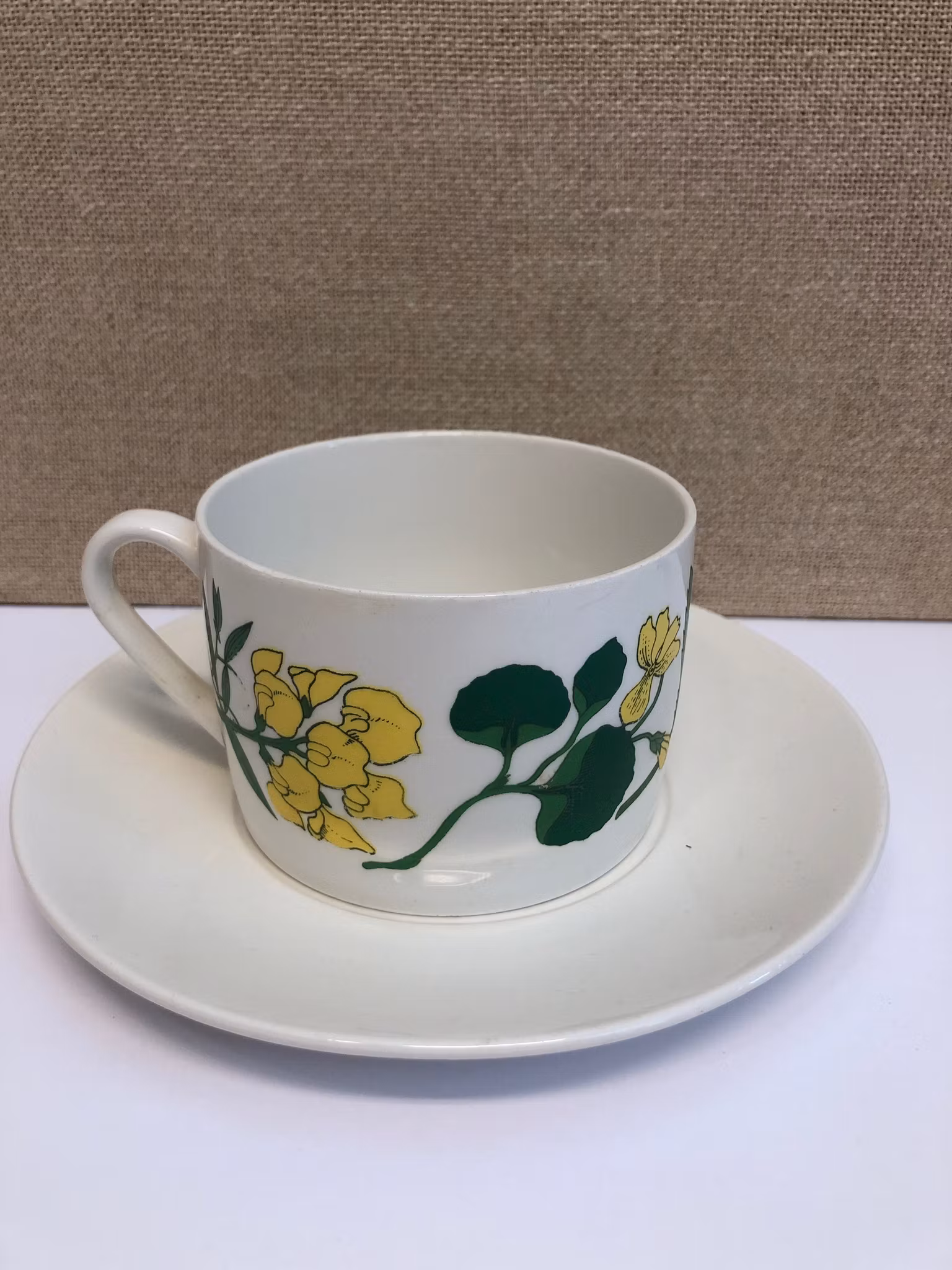 CARL ARNE BREGER. Tekopp med fat, porslin,"Flora", Import.